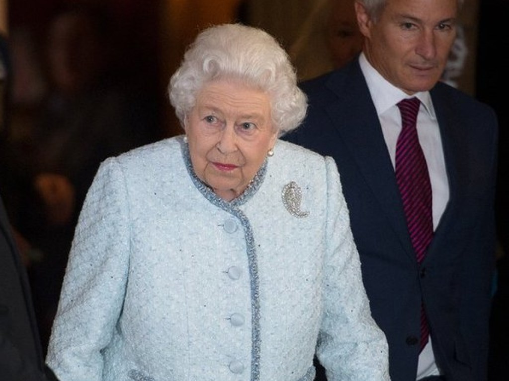 92-летняя Елизавета II в бледно-голубом костюме посетила рождественскую вечеринку (ФОТО)
