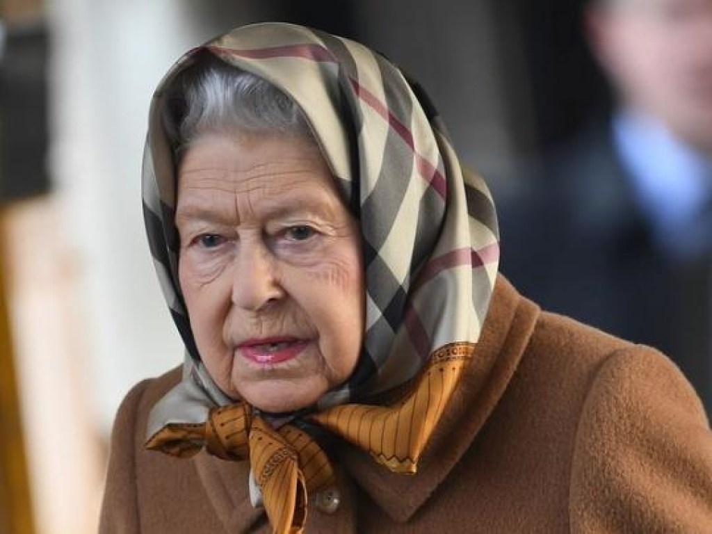 92-летняя английская королева с потрепанным чемоданом прибыла в свою резиденцию на пригородном поезде (ФОТО, ВИДЕО) 