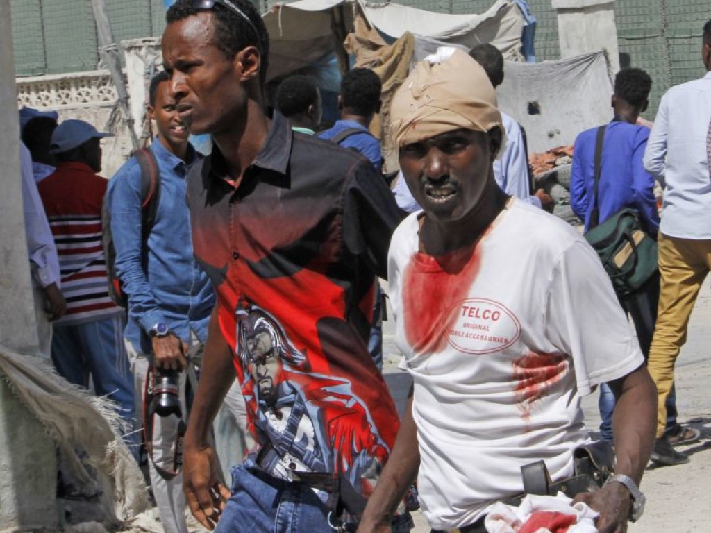 В Сомали смертник взорвал автомобиль у президентского дворца: погибли шесть человек (ФОТО)