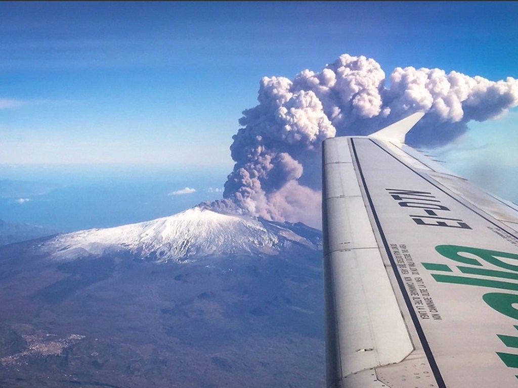 Дым и много пепла: на Сицилии началось извержение вулкана Этна (ФОТО, ВИДЕО)