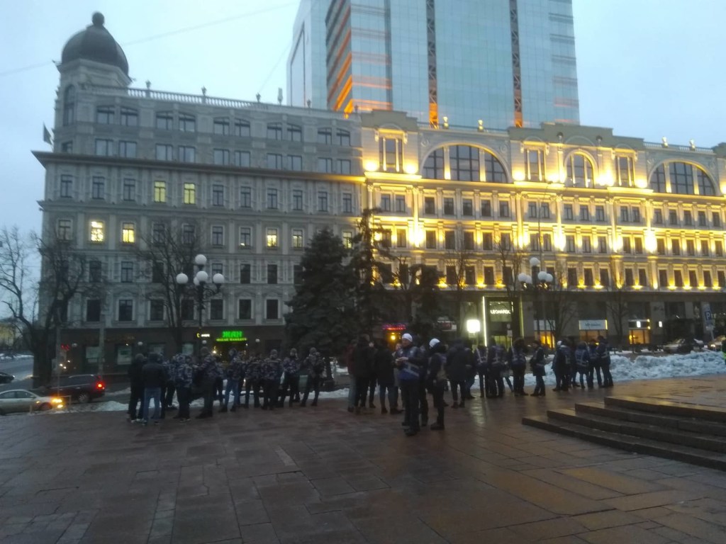Факельное шествие в честь Бандеры в Киеве: Всего за час до акции полиции собралось больше, чем участников (ФОТО)