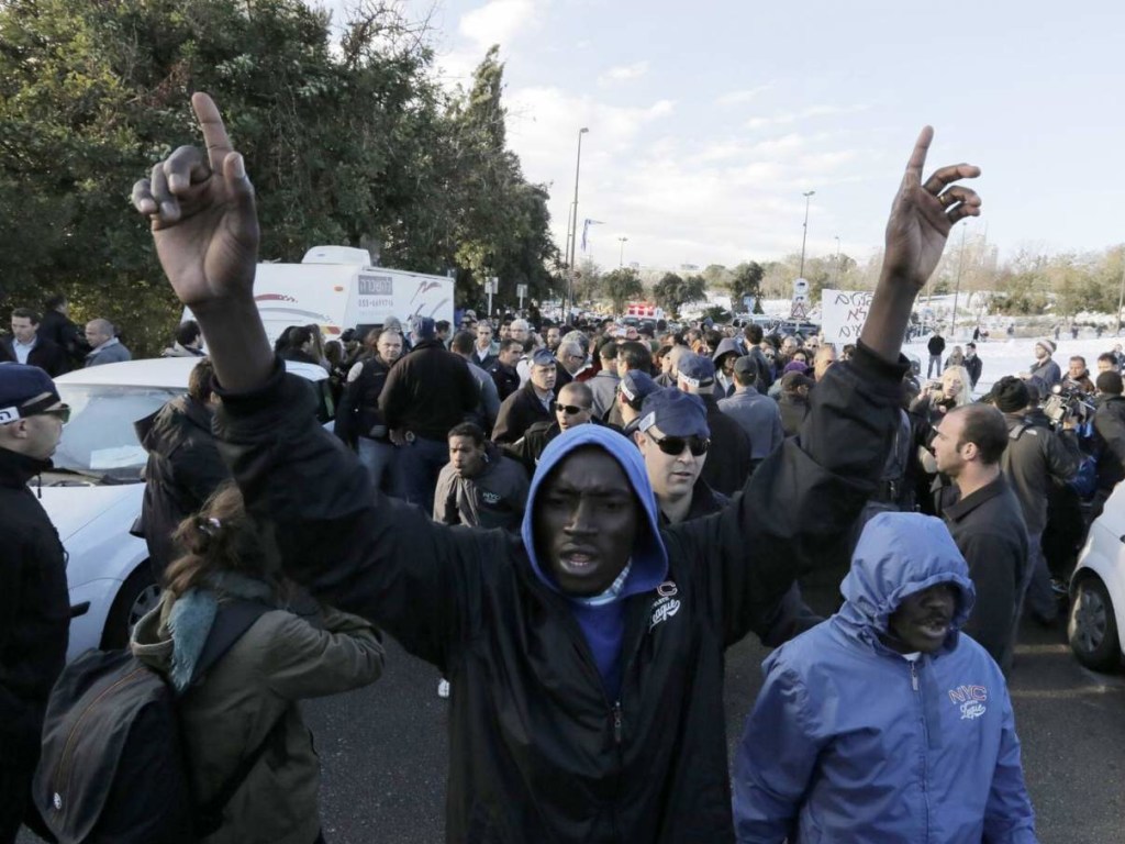 Полиция Испании обнаружила мигрантов из Африки в матрацах