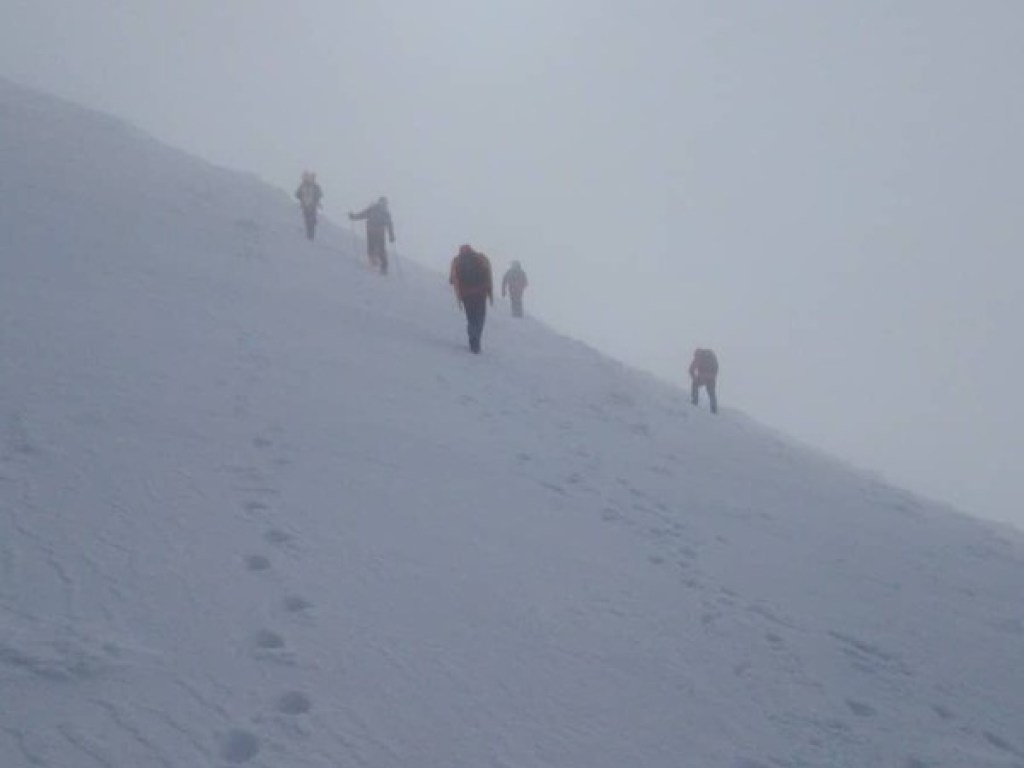 В Карпатах в районе горы Гемба в экстремальных условиях ищут пропавшего лыжника