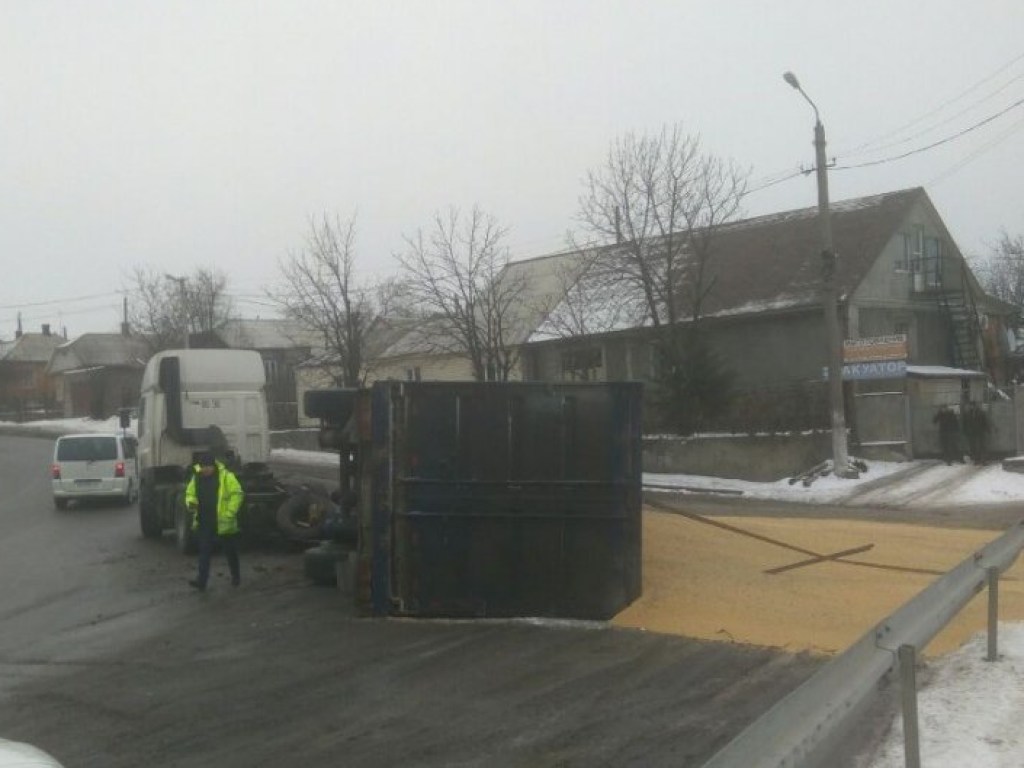 20 тонн гороха высыпалось на дорогу: в центре Первомайска на крутом повороте перевернулась фура (ФОТО)