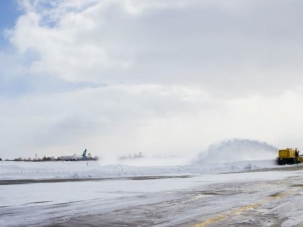 Из-за снегопада самолет не смог приземлиться в аэропорту «Борисполь» (ФОТО)