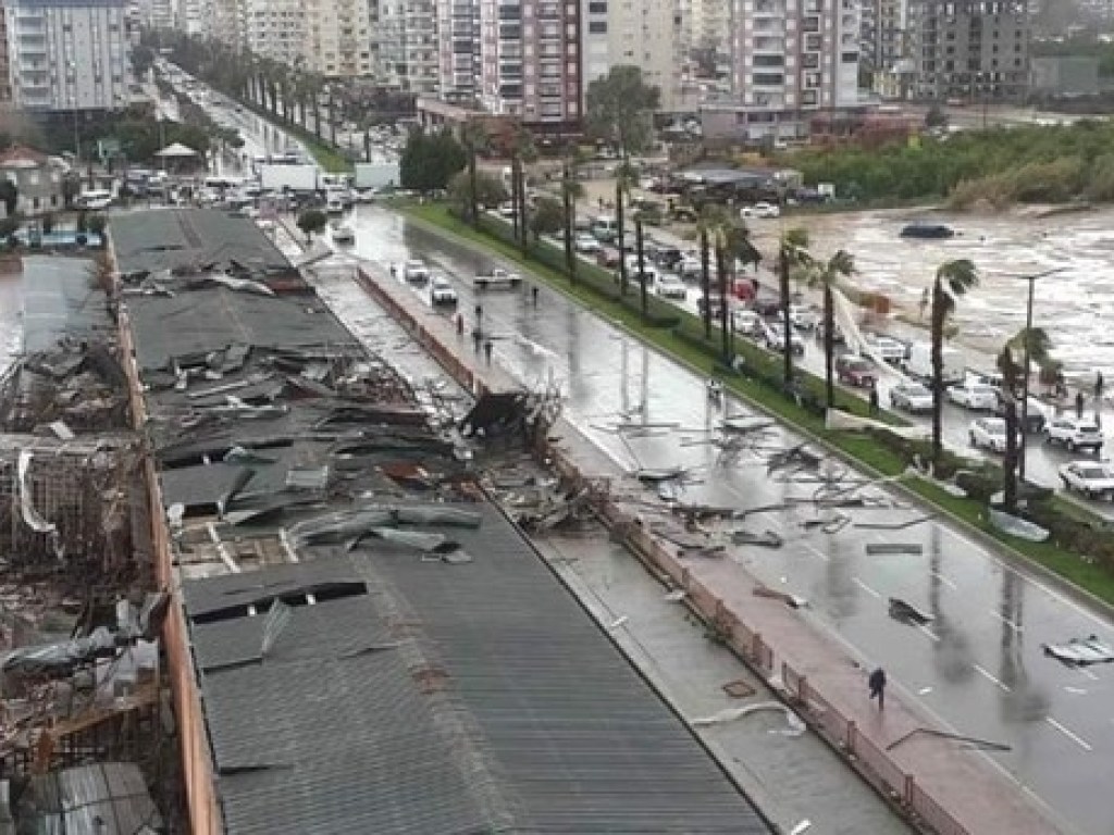 МИД проверил наличие украинцев среди пострадавших от торнадо в Анталии