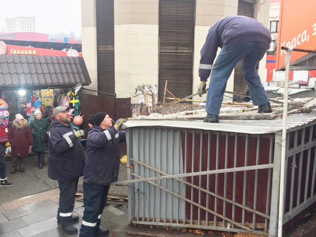 Возле центрального вокзала в Киеве снесли торговые точки (ФОТО)