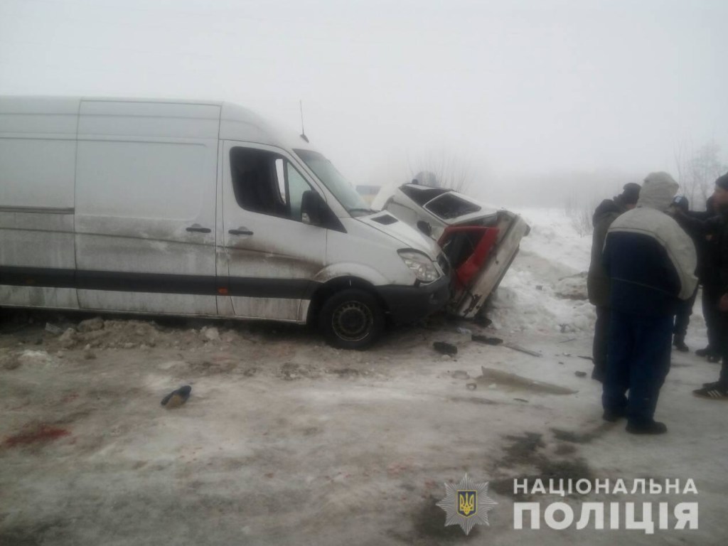 На Харьковщине бус протаранил застрявшую в снегу легковушку, есть жертвы (ФОТО)