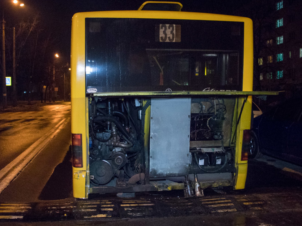 Отвалилось днище: в Киеве возле станции метро «Лесная» развалился автобус (ФОТО, ВИДЕО)