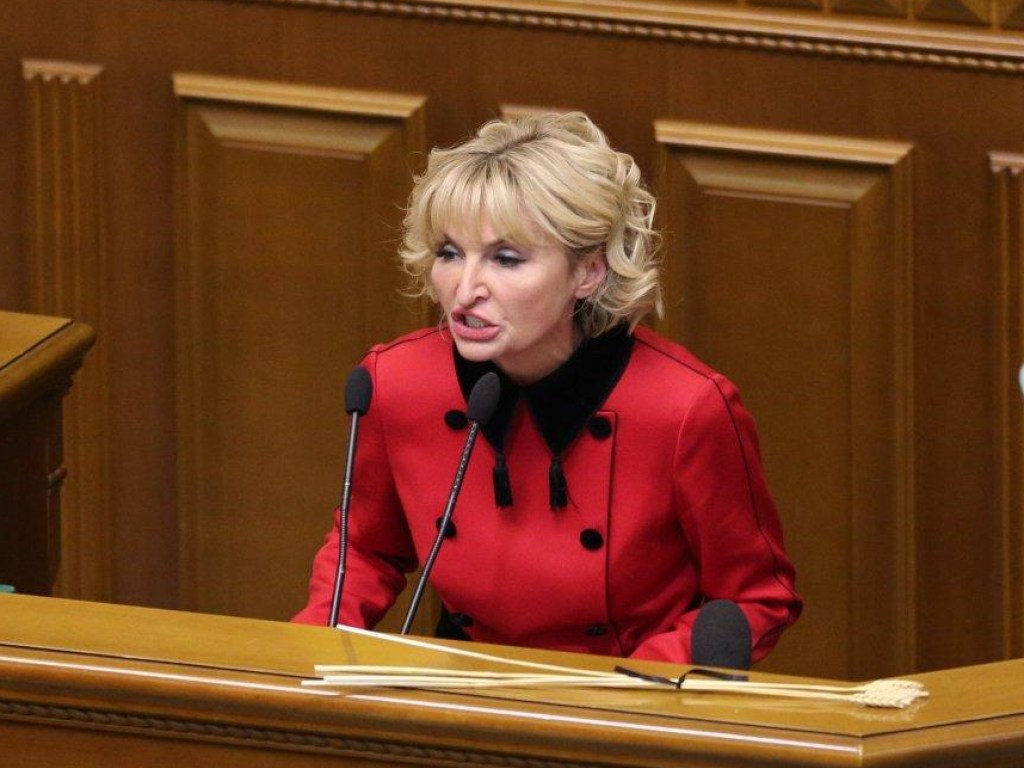 «Бля..!»: Ирина Луценко перепутала доклад и грубо выругалась в Раде (ВИДЕО)