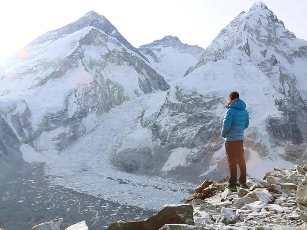 Китайские власти закрыли путь на Эверест из-за обилия мусора