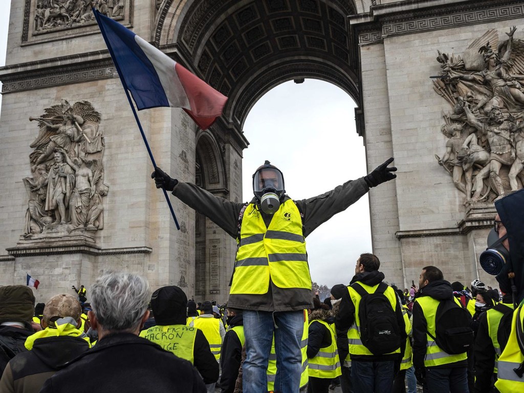 Во Франции падает общественная поддержка движения «желтых жилетов»