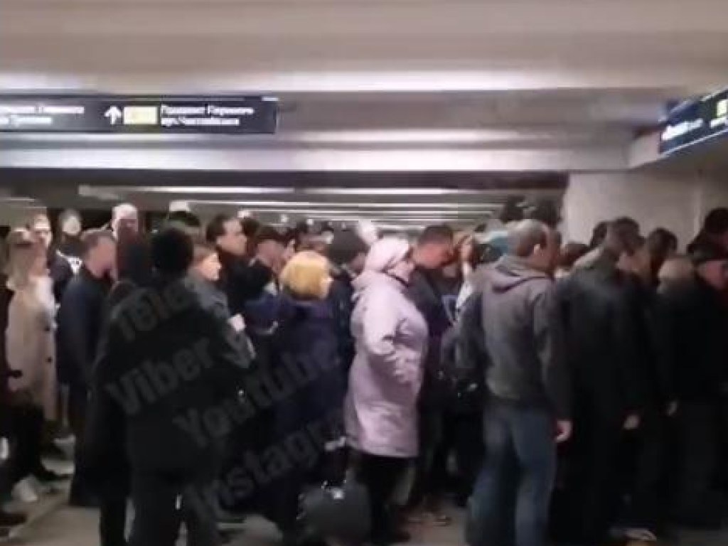 Пугающая давка на станции метро «Святошин» в Киеве попала на видео