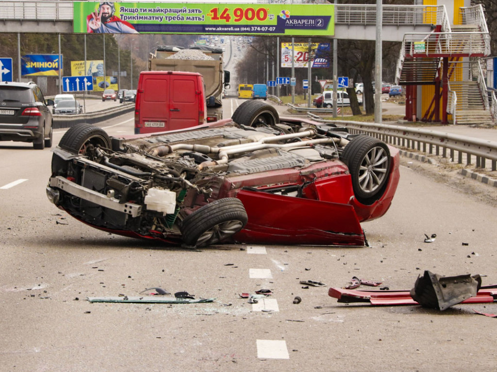 На выезде из Киева Infinity протаранил стоящий ЗИЛ: люксовый седан перевернулся, грузовик лишился колеса (ФОТО, ВИДЕО)