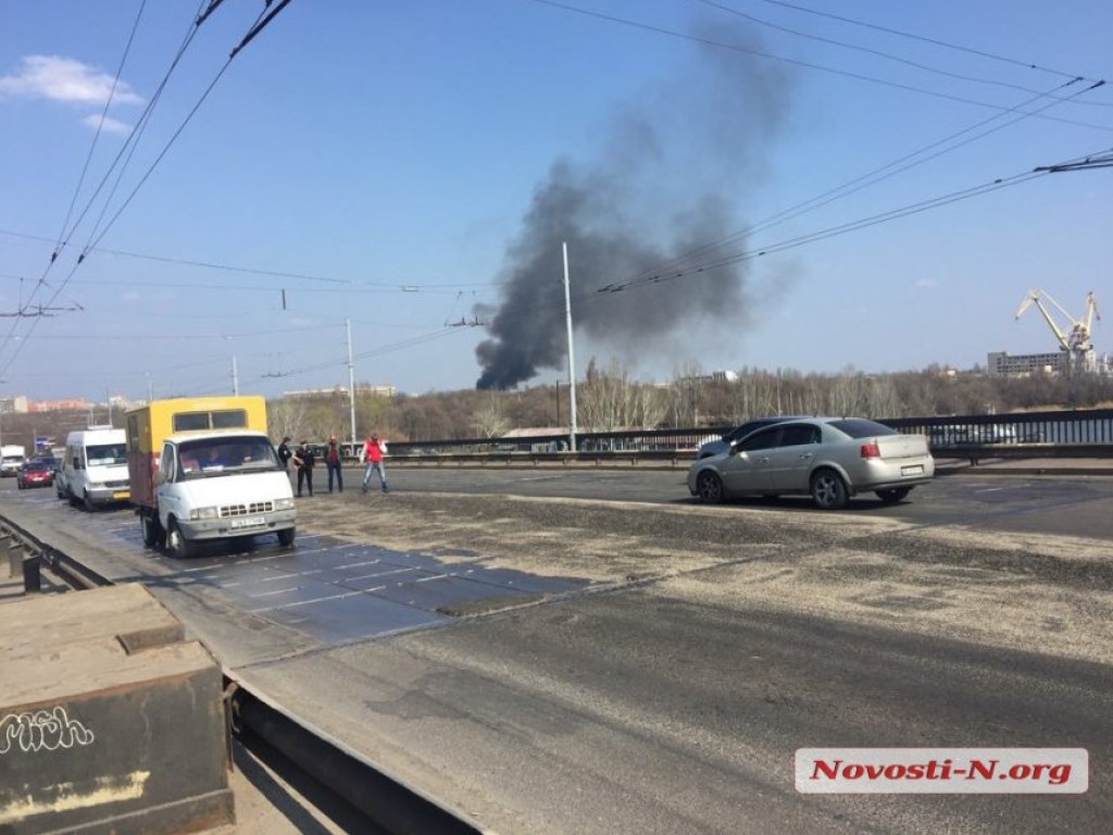 В Николаеве на мосту грузовик рассыпал несколько тонн подсолнечника (ФОТО)