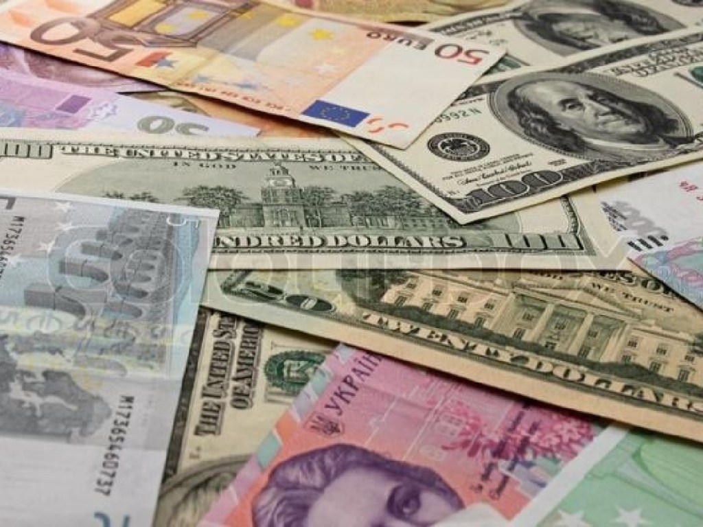 Валютные спекулянты зарабатывают огромные деньги за счет украинцев