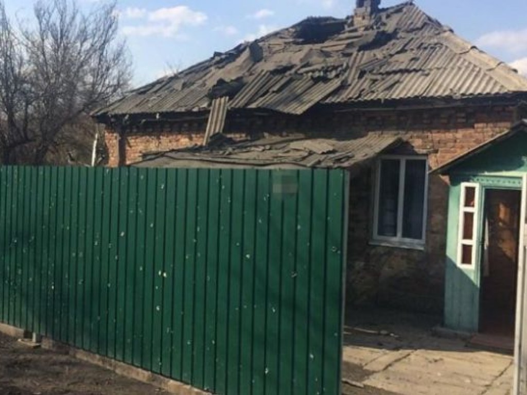 На Луганщине обстреляли прифронтовой поселок: снаряд попал в жилой дом (ФОТО)