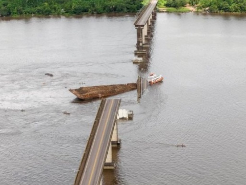 В Бразилии паром врезался в мост: конструкция обрушилась (ФОТО, ВИДЕО)