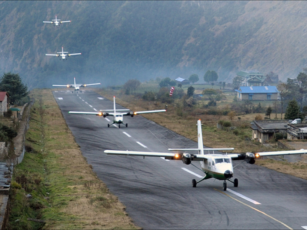 В аэропорту Непала самолет врезался в вертолет, есть жертвы