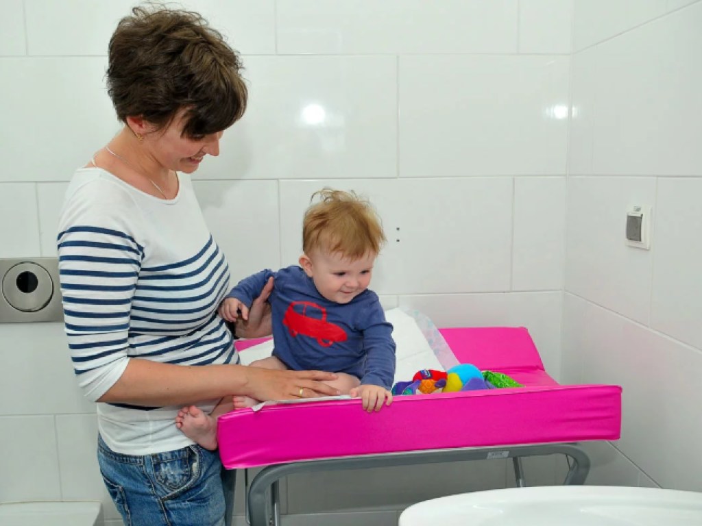 В общественных заведениях Украины появятся санитарные помещения с пеленальными столиками