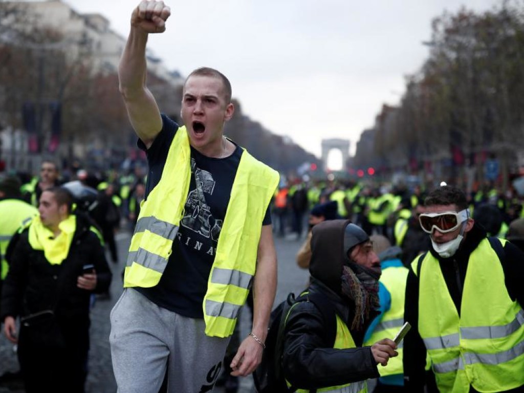 Полиция Парижа задержала десятки протестующих «желтых жилетов»
