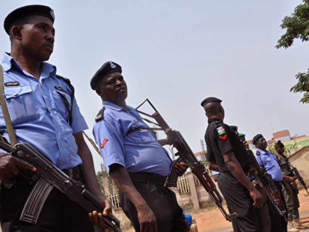 В Нигерии полицейский въехал в толпу людей, есть жертвы