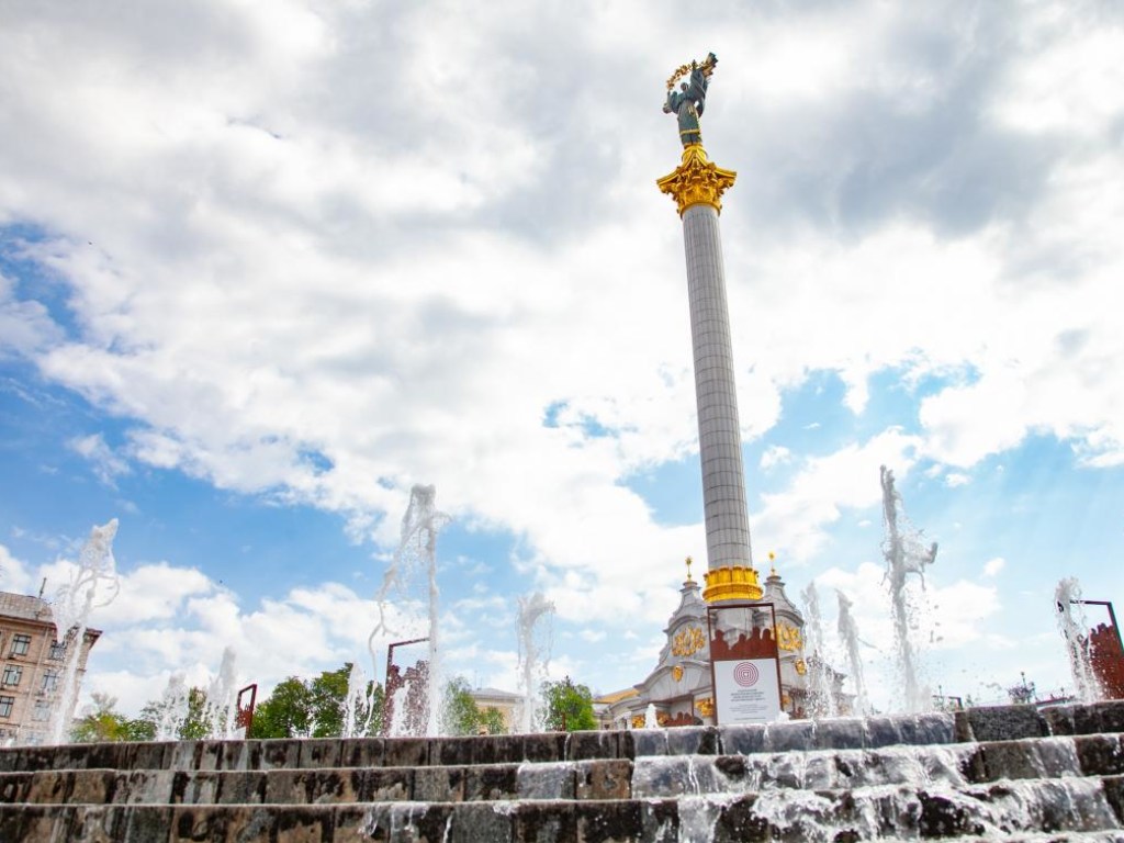 В Киеве включили шесть крупнейших фонтанов (ФОТО, ВИДЕО)