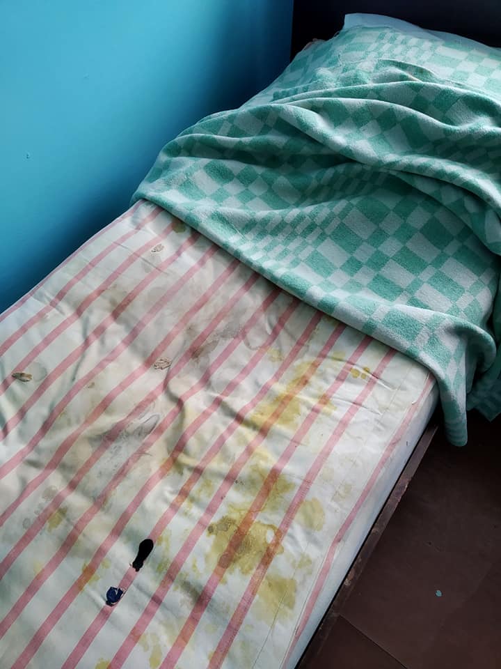 «Тараканы живут везде, даже в постели»: Сеть возмутила жуткая больница в Запорожской области