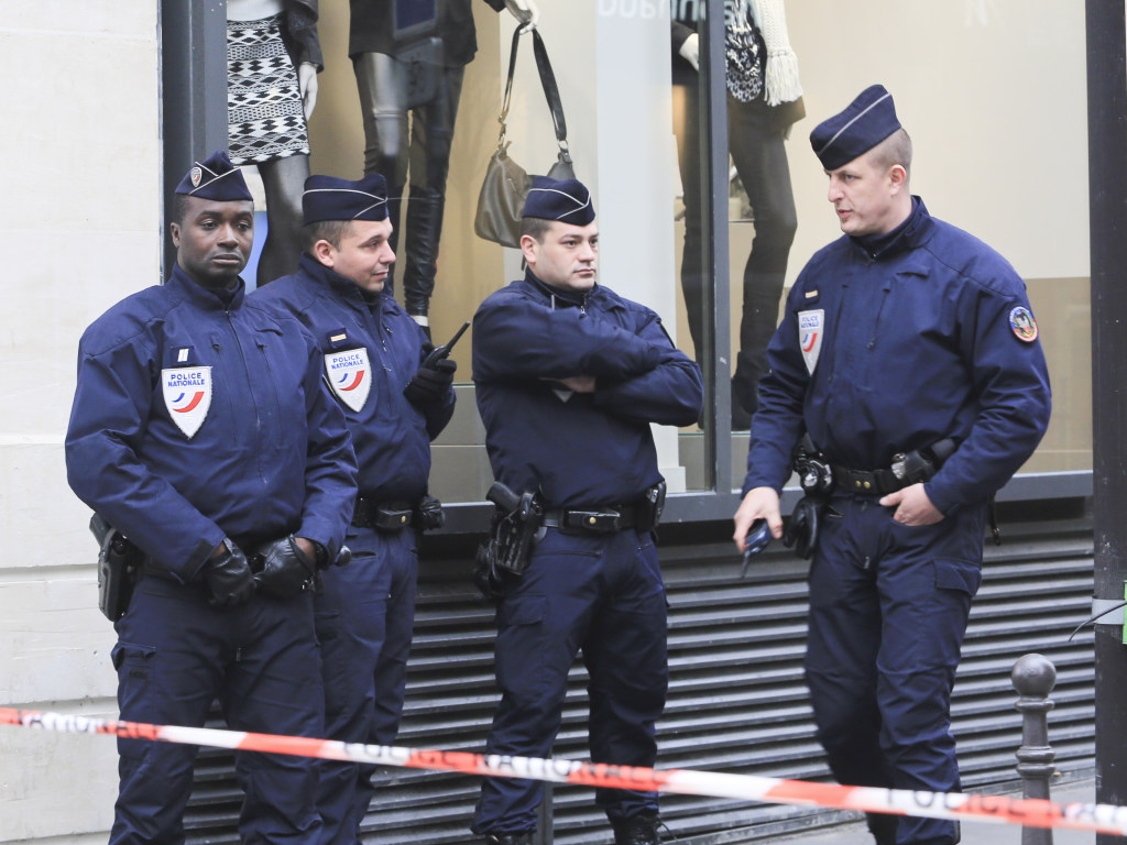 Нашествие блох: в Париже срочно закрыли полицейский участок