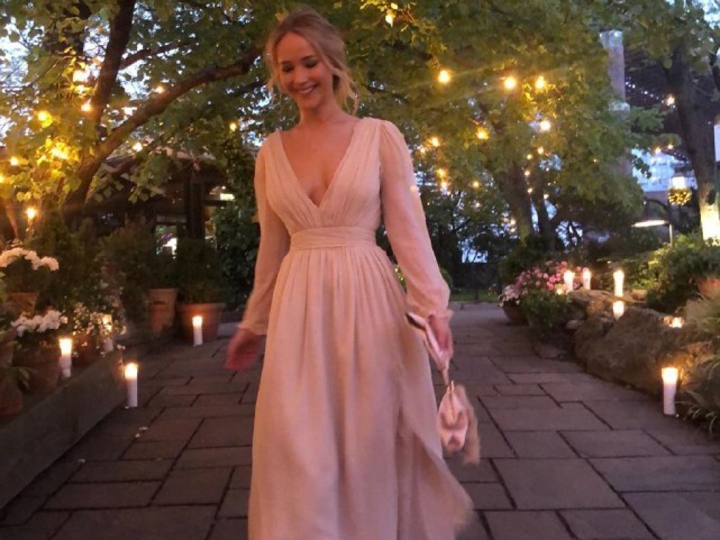 Дженнифер Лоуренс отпраздновала помолвку в нежном платье (ФОТО)
