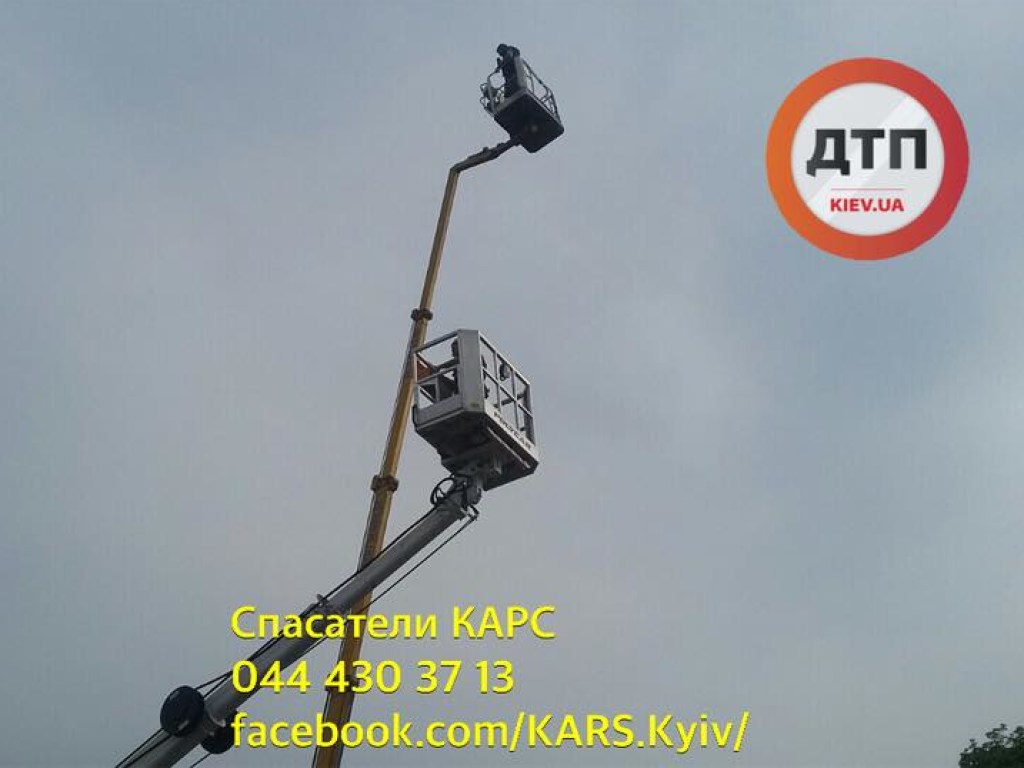 В Киеве мужчина застрял на огромной высоте (ФОТО)