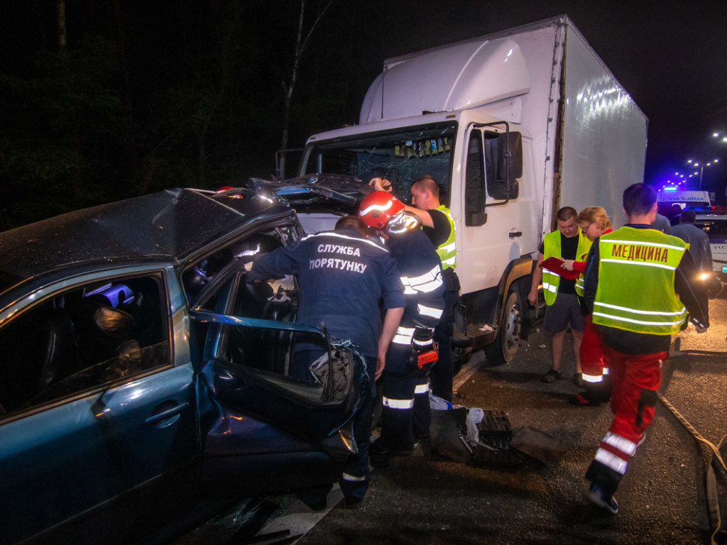 На Бориспольском шоссе MAN протаранил Skoda: пострадали четыре человека (ФОТО, ВИДЕО)