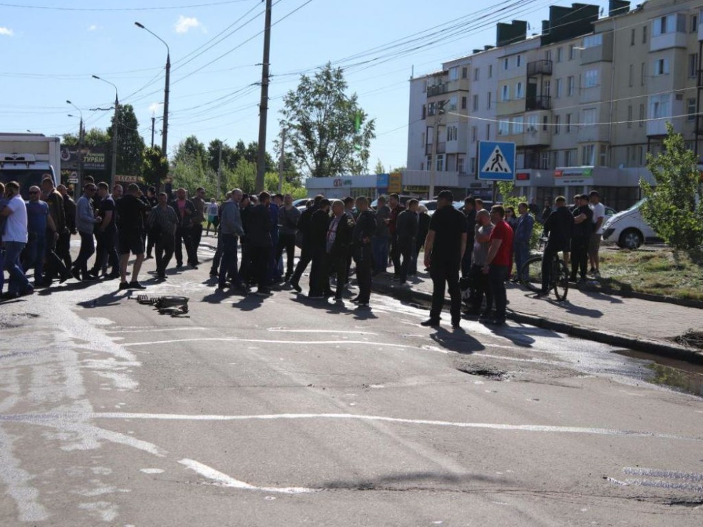 Жители Черновцов перекрыли центральную улицу: требуют отремонтировать дорожное покрытие (ФОТО)