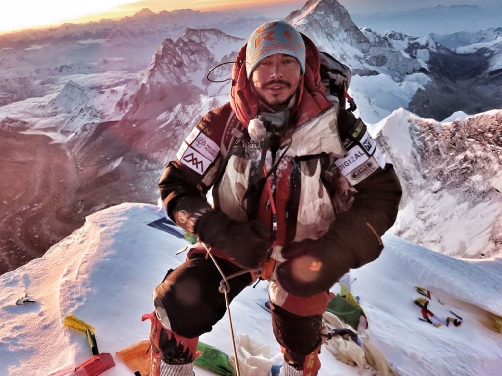 Двое альпинистов погибли после покорения Эвереста из-за большой очереди (ФОТО, ВИДЕО)