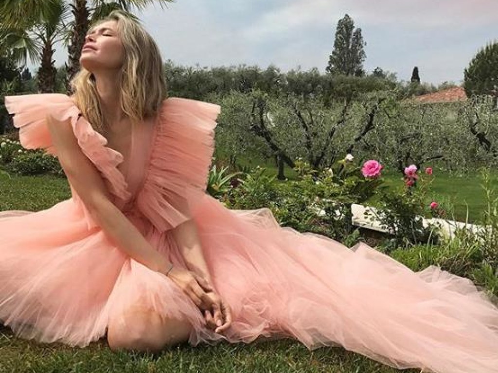Кендалл Дженнер в розовом платье стала звездой гала-вечера в Каннах