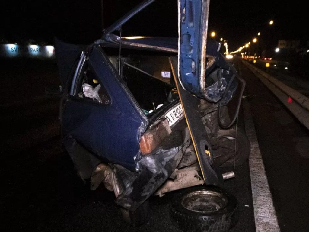 На Выдубичах в Киеве Lexus протаранил «Таврию»: водитель иномарки скрылся с места аварии (ФОТО, ВИДЕО)