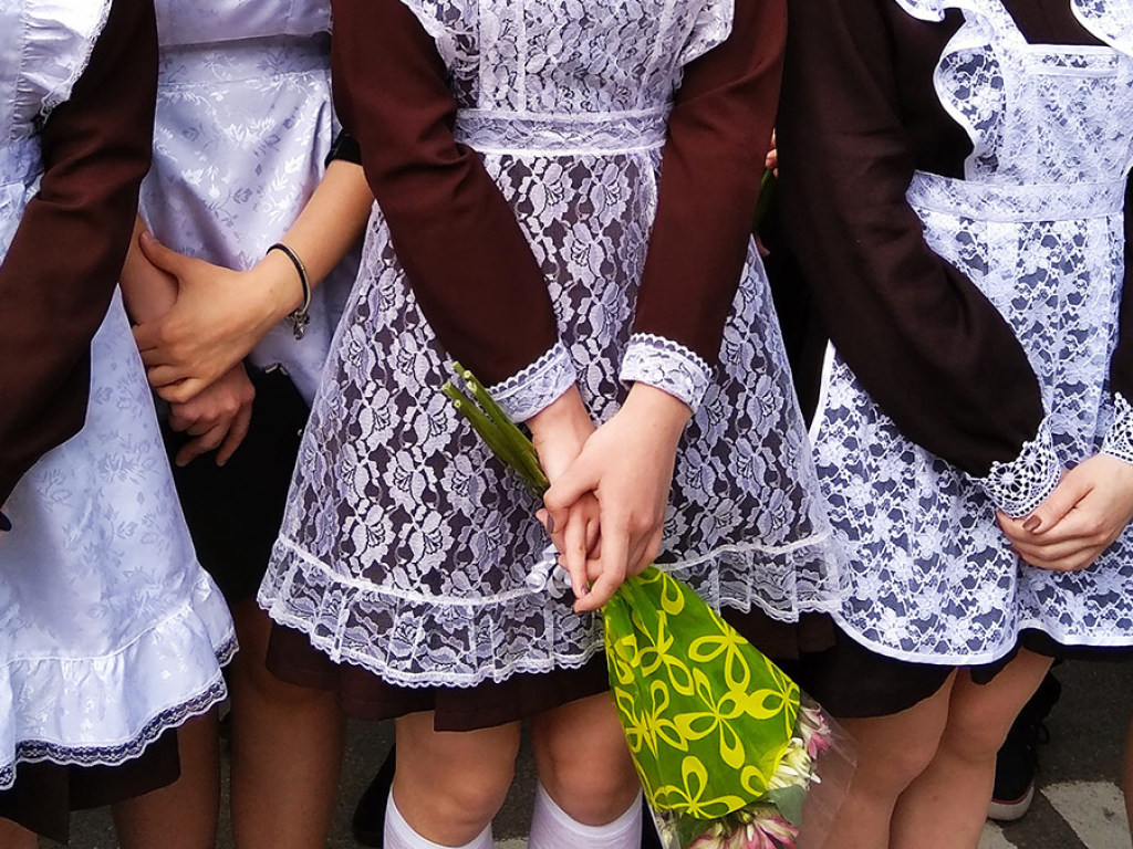 В Днепре школьница пришла на выпускной в платье собственной работы (ФОТО)