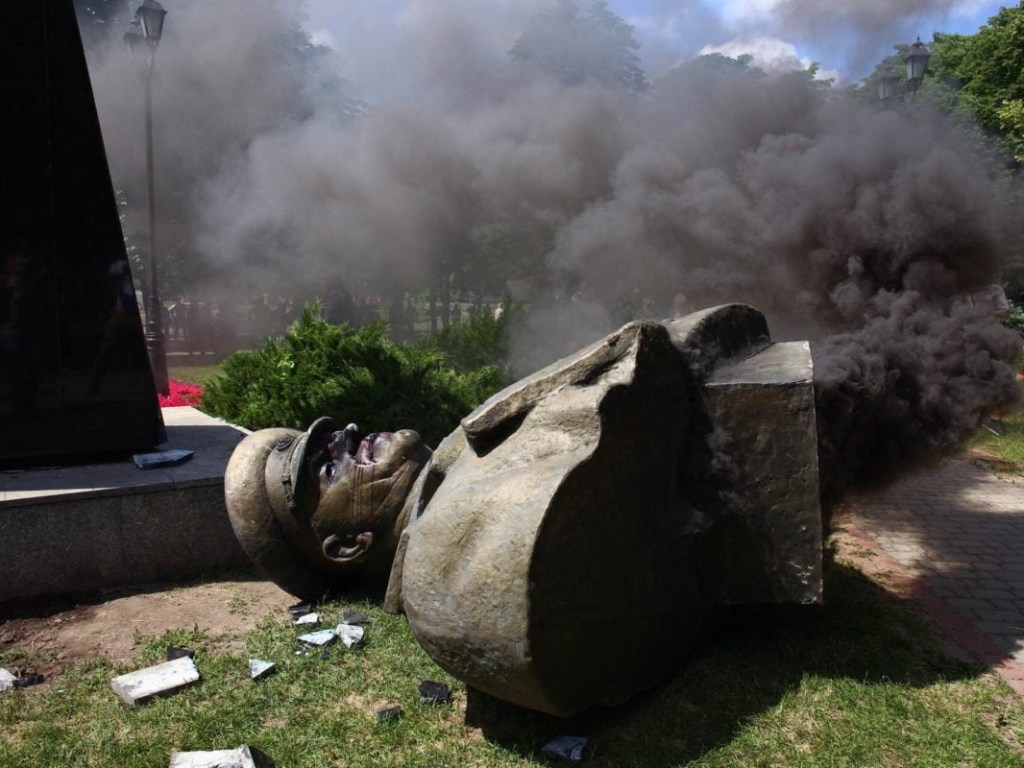 Харьковское падение: Памятник Жукова раздавит рейтинг Зеленского на Юго –Востоке