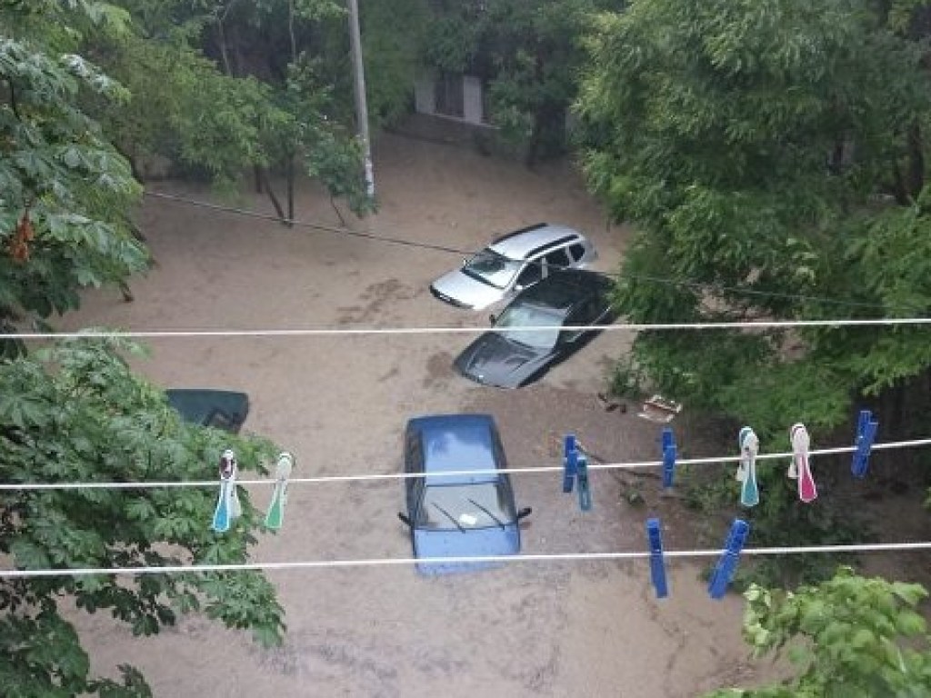 Мощный ливень с градом накрыл Севастополь: автомобили уходят под воду (ФОТО, ВИДЕО)