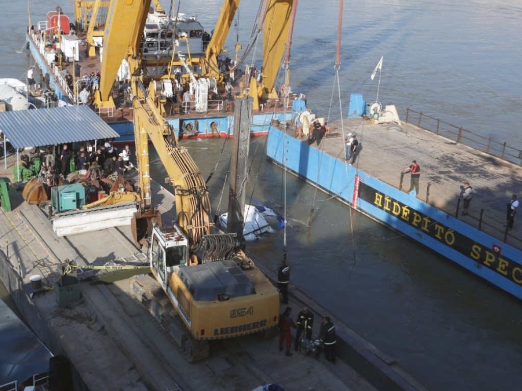 Затонувший в Будапеште катер вытащили из вод Дуная: обнаружены 4 трупа (ФОТО)