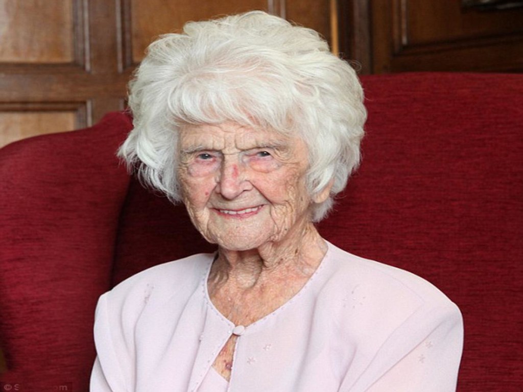 В Великобритании в возрасте 112 лет скончалась старейшая женщина (ФОТО)