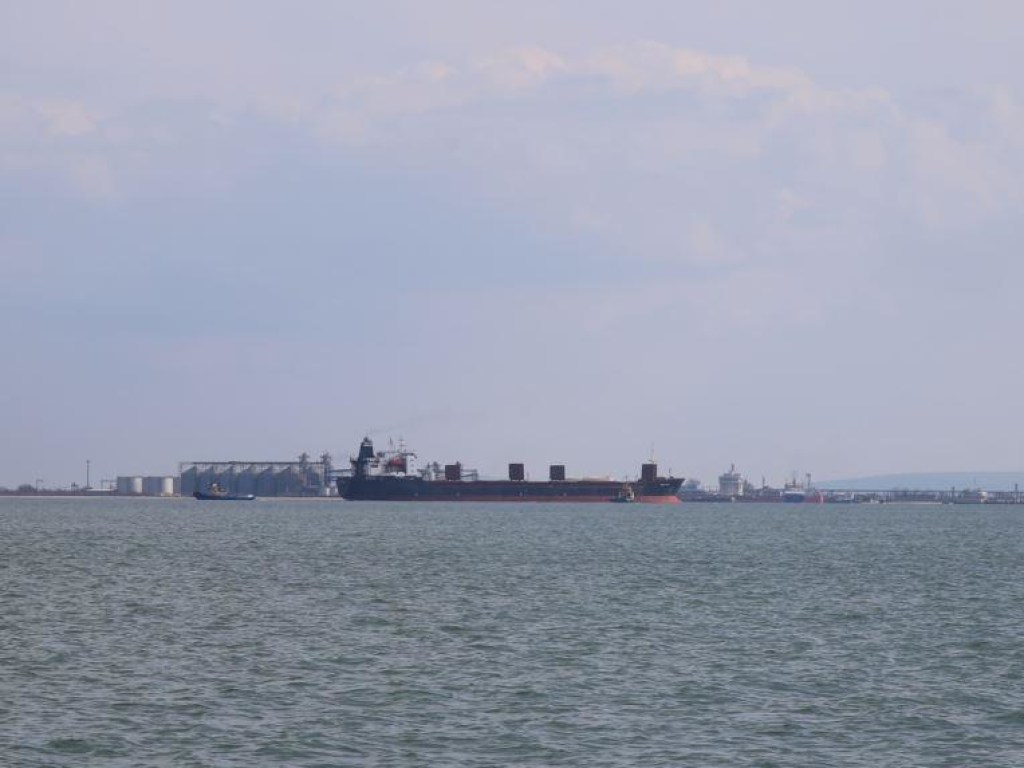 Теплоход сел на мель в Керченском проливе: появились фото инцидента