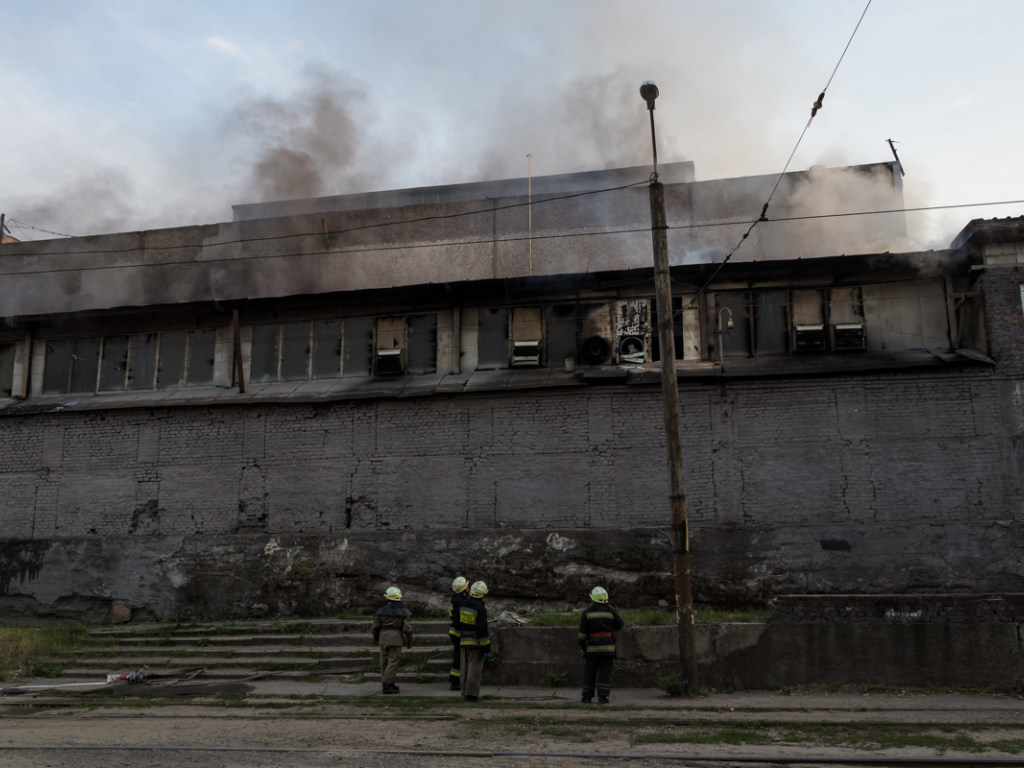 В Днепре на заводе загорелся цех (ФОТО)