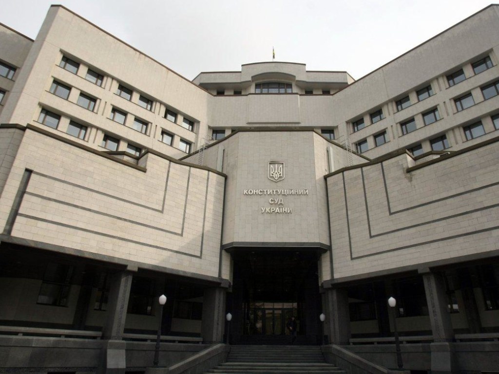 Официально: КСУ признал конституционным закон о декоммунизации