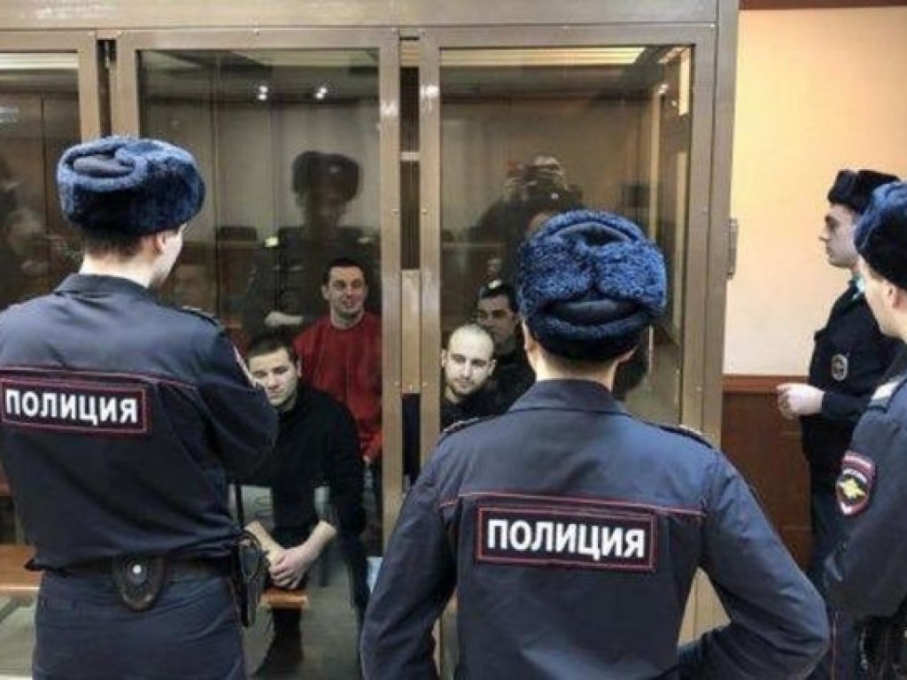 В зал пришли родственники: В Москве начался суд по делу о продлении ареста украинским морякам (ФОТО)