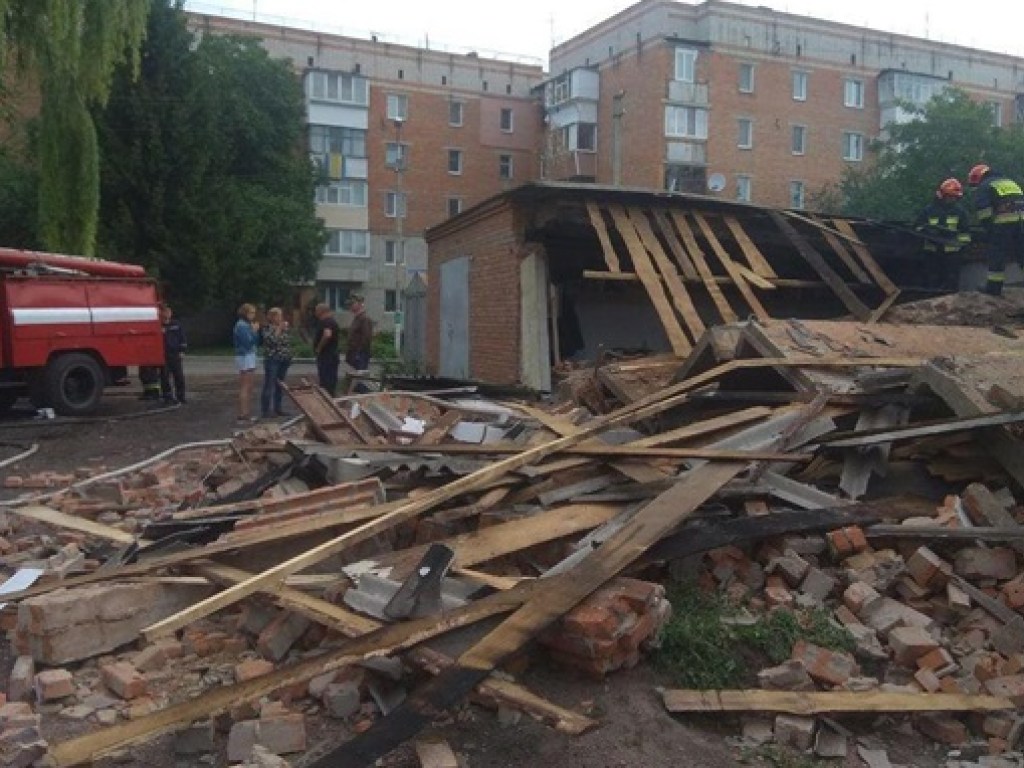 Взрыв газового баллона разрушил гаражи в Нежине: есть пострадавшие (ФОТО)