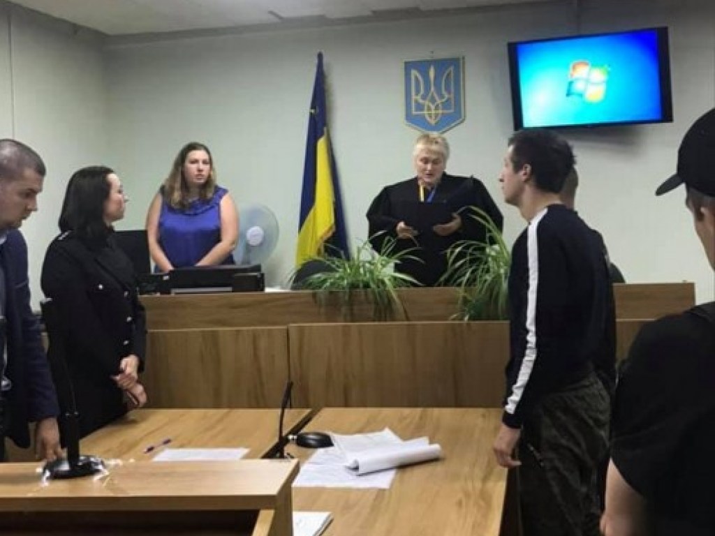 Подозреваемого в жестоком убийстве военного в Славутиче суд отпустил под залог (ФОТО)