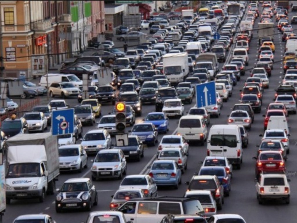 В Киеве из-за ДТП на «Выдубичах» возникла пробка: водители пытаются ехать по тротуарам (ВИДЕО)