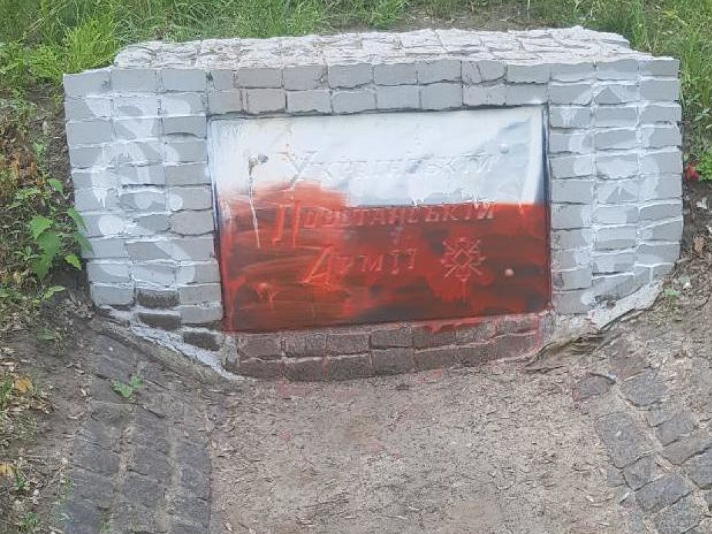 Неизвестные вандалы осквернили памятник воинам УПА в Харькове (ФОТО)