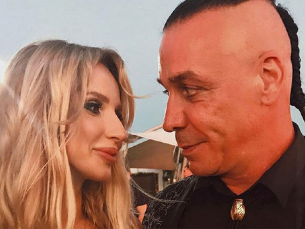 «Жена рокера»: Лобода провела дочку за кулисы во время концерта Rammstein (ФОТО)